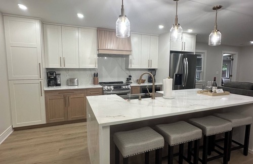 West Des Moines House | Hot tubo, 3bedroom house in delightful West Des Moines withWiFi, AC,fitness room