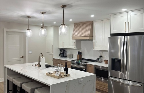 West Des Moines House | Hot tubo, 3bedroom house in delightful West Des Moines withWiFi, AC,fitness room