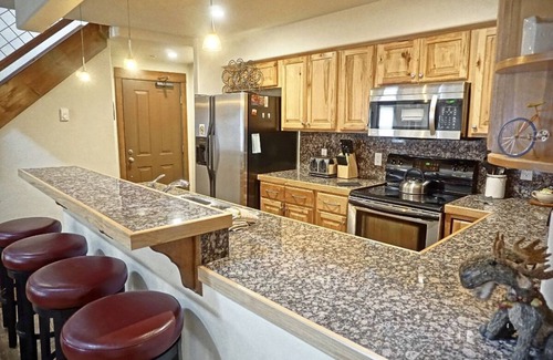 Steamboat Springs Condo | Hot Tubs, Private Washer/Dryer, Balcony, Free Bus Route - Perfect for 3 Couples