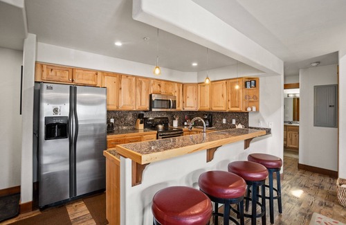 Steamboat Springs Condo | Hot Tubs, Private Washer/Dryer, Balcony, Free Bus Route - Perfect for 3 Couples