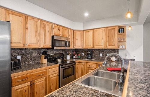 Steamboat Springs Condo | Hot Tubs, Private Washer/Dryer, Balcony, Free Bus Route - Perfect for 3 Couples