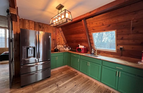 East Stroudsburg House | Hot Tub/Sauna/Fire pits/xl deck - Lovers Edge A-Frame