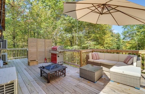 East Stroudsburg House | Hot Tub/Sauna/Fire pits/xl deck - Lovers Edge A-Frame