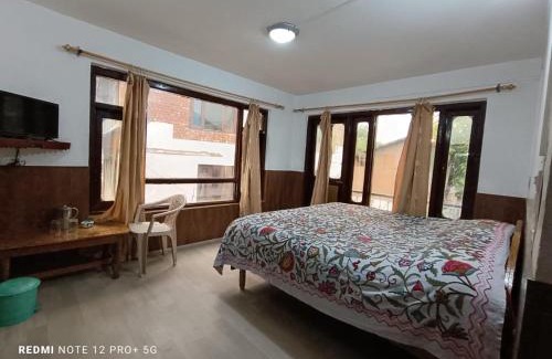 Laripora House | Hotel Adnan Palace