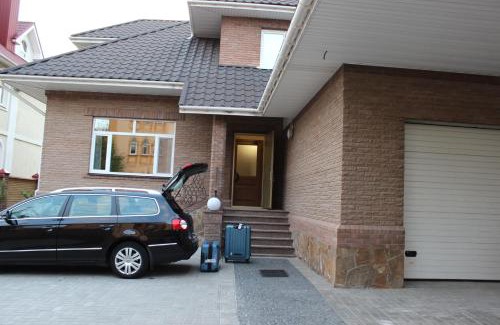 Zarichnyi District House | Hotel Barin House готель с бомбосховищем