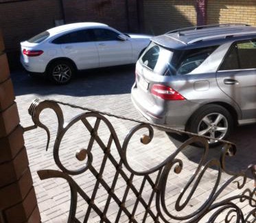 Zarichnyi District House | Hotel Barin House готель с бомбосховищем