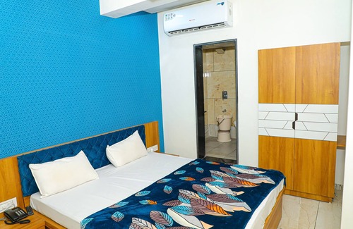 Halvad House | HOTEL CENTER POINT GUEST HOUSE