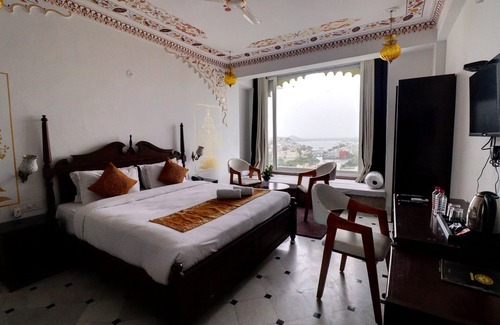 Lake Swaroop Sagar Hotel | Hotel Darbargarh, Udaipur