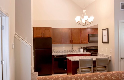 Lincoln Apartment | Hotel Family Loft Suite. 1K2Q Washer/Dryer. 10 min to downtown!