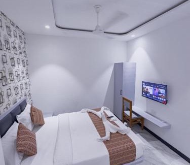 Mumbai Bed & Breakfast | Hotel Flora Inn