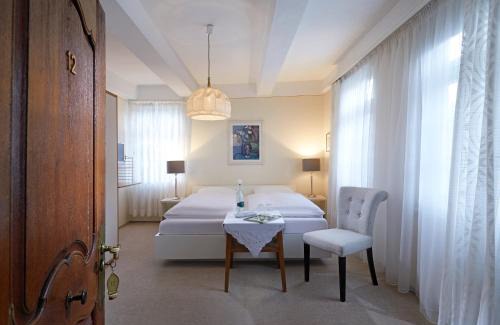 Oberhundem Hotel | Hotel Gasthof Zu den Linden