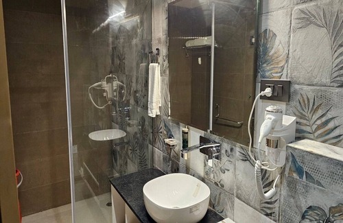 Aligarh Hotel | Hotel Gold In Leaf