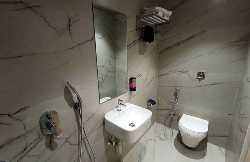 Goregaon West Hotel | Hotel Golden Suites - Near Nesco
