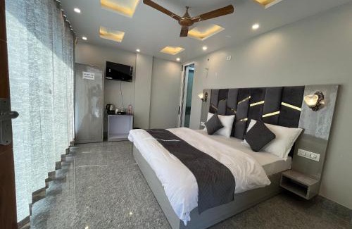 Lansdowne Hotel | Hotel Grand Safari