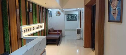 Gandhinagar Hotel | Hotel Green Park - Sector 11