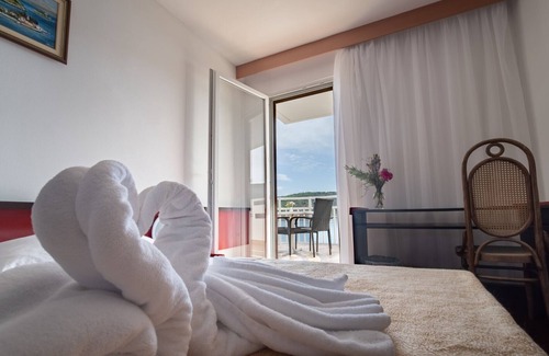 Cove Rogacic House | Hotel Issa - Double Room Sea View 32