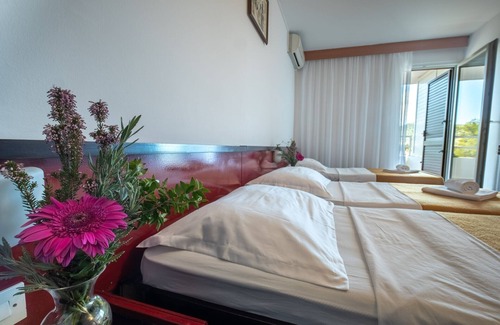 Cove Rogacic House | Hotel Issa - Triple Room Sea View 1