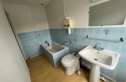 Saint-Paul-du-Bois Hotel | Hotel l'Entracte