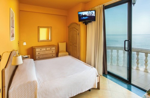 Santo Stefano di Camastra Hotel | Hotel La Playa Blanca