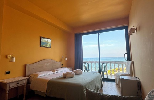 Santo Stefano di Camastra Hotel | Hotel La Playa Blanca