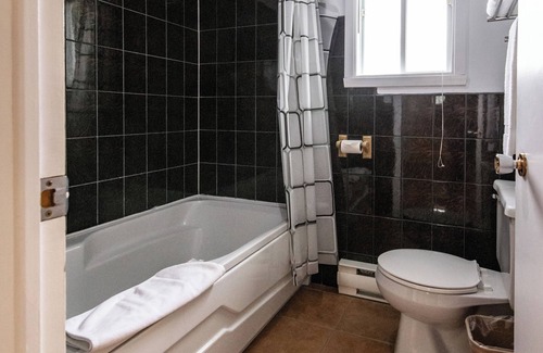 Isle aux Coudres Hotel | Hotel La Roche Pleureuse