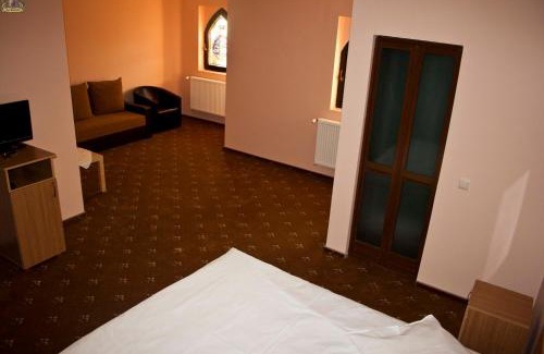 Stefanesti Hotel | Hotel LaCetate