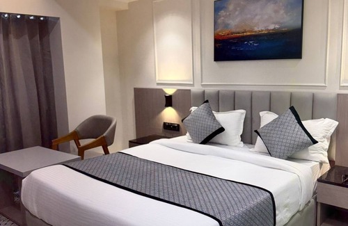 Thaltej Hotel | Hotel Laxus