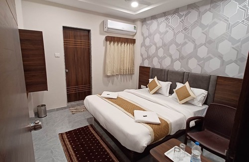 Vastrapur Hotel | Hotel Leela Palace