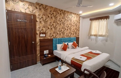 Vastrapur Hotel | Hotel Leela Palace
