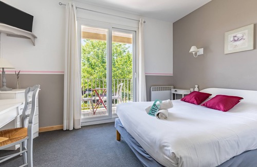 Queyrac Hotel | Hotel les vieux Acacias