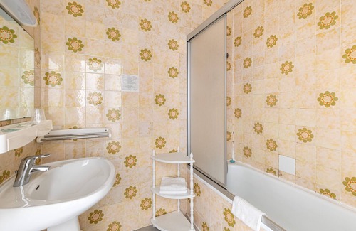 Queyrac Hotel | Hotel les vieux Acacias