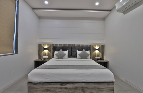 Sayajiganj Hotel | Hotel Limra Vadodara