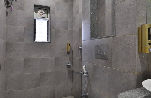 Sayajiganj Hotel | Hotel Limra Vadodara