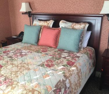 Point Richmond Hotel | Hotel Mac