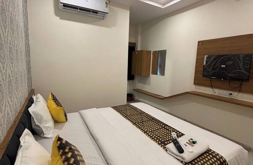 Vallabh Vidhyanagar Hotel | Hotel Mahnsh Palace