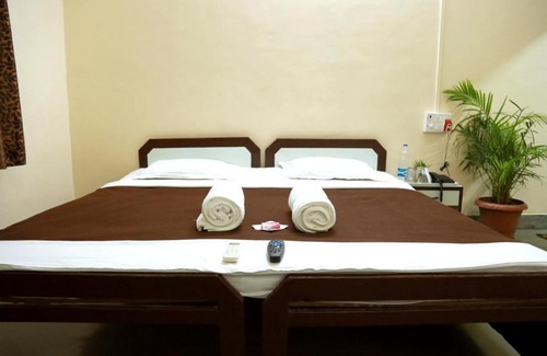 Ghodegaon Hotel | Hotel New India Bhimshakar
