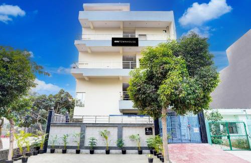 Sector 70 Hotel | Hotel O Divine Inn