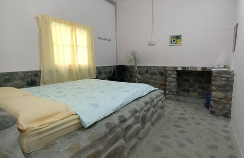 Downtown Kota Kinabalu House | Hotel O Flinstone Lodge