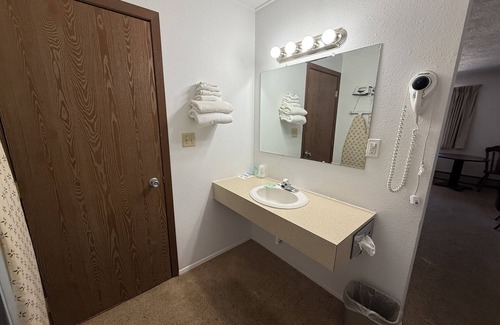 Culbertson Hotel | Hotel O The Kings Inn Culberston MT HWY 2