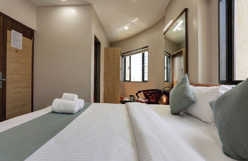 Cuffe Parade Hotel | Hotel Ozone Inn
