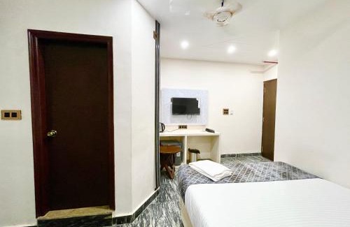 Kakarmatha Hotel | HOTEL PD ! VARANASI होटल पी-डी! वाराणसी ஹோட்டல் பி-டி ! வாரணாசி, హోటల్ P-D ! వారణాసిFully Air-Conditioned hotel with wi-fi & Parking availability, near Kashi Vishwanath Temple, and Ganga ghat, Breakfast included, Best Hotel in Varanasi