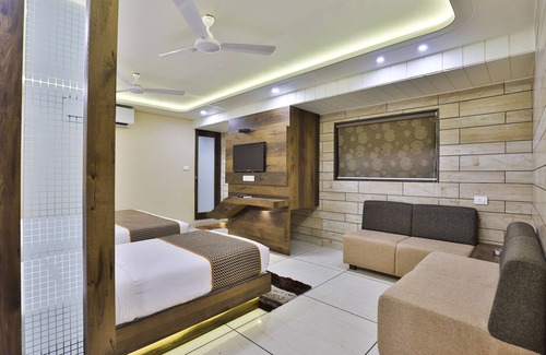 Sayajiganj Hotel | Hotel Pearl