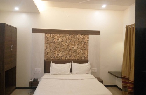 Osmanabad Hotel | Hotel Pushpak Park