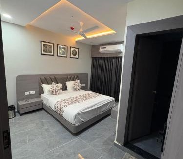 Sayajiganj Hotel | Hotel R Town