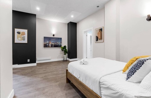 Quartier des Spectacles Hotel | Hotel Room at 'Le Sand & Stone' AAA LOCATION