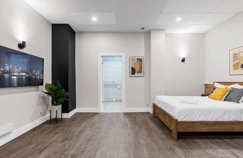 Quartier des Spectacles Hotel | Hotel Room at 'Le Sand & Stone' AAA LOCATION