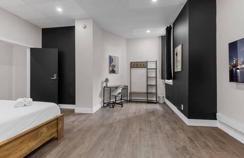 Quartier des Spectacles Hotel | Hotel Room at 'Le Sand & Stone' AAA LOCATION