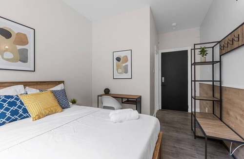 Quartier des Spectacles Hotel | Hotel Room at 'Le Sand & Stone' AAA LOCATION