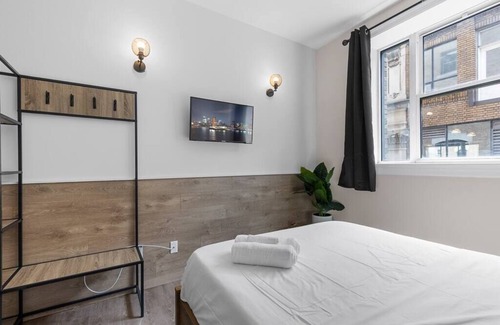 Quartier des Spectacles Hotel | Hotel Room at 'Le Sand & Stone' AAA LOCATION