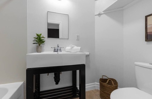 Quartier des Spectacles Hotel | Hotel Room at 'Le Sand & Stone' AAA LOCATION